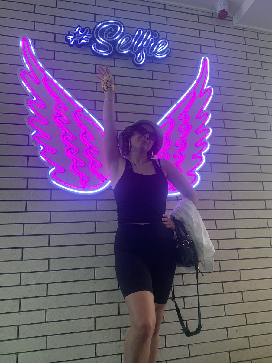 uterverse's tweet photo. Got my wings #fairy https://t.co/qa8bbyyKkz