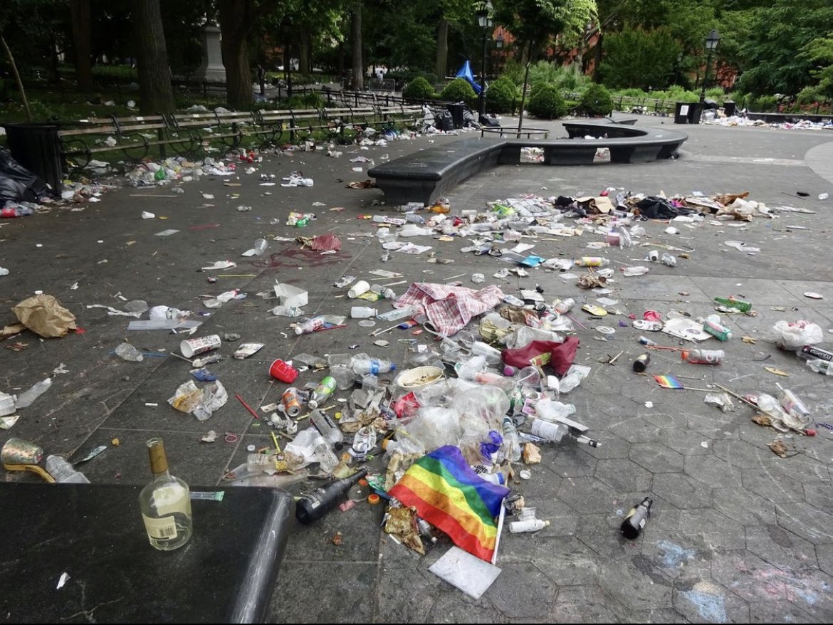 litter_nyc's tweet photo. WE TAKE FULL RESPONSIBILITY FOR TRASHING THE PARK

LITTER THE WORLD
🗑 https://t.co/Mu9zPxgItL