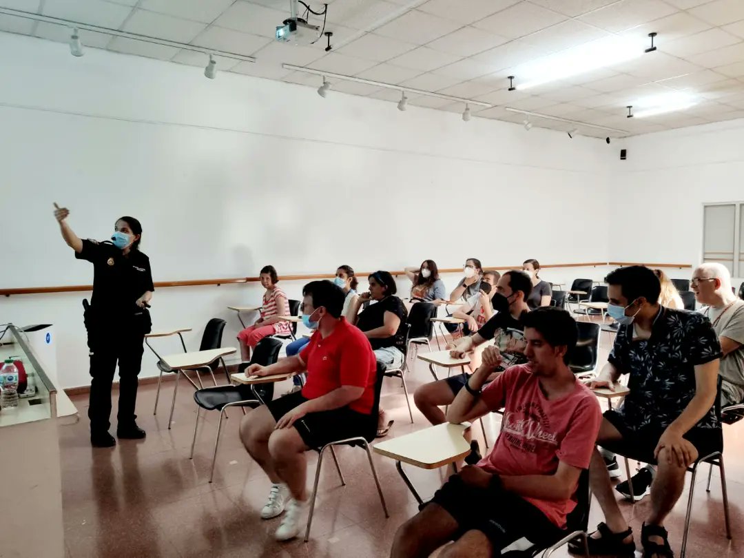 cotlas_asoc's tweet photo. En el marco del proyecto el Aquelarre, la @policia nos explica de primera mano qué es Buen Trato y qué no, y los mecanismos de protección y denuncia que garantizan la atención ante situaciones de discriminación o violencia.
#buentrato
#ppbt
#protección
#mujerescondiscapacidad https://t.co/26kzCRSWps