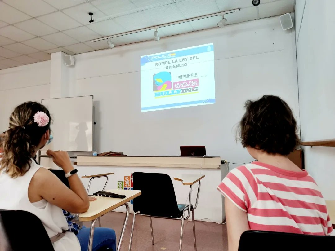 cotlas_asoc's tweet photo. En el marco del proyecto el Aquelarre, la @policia nos explica de primera mano qué es Buen Trato y qué no, y los mecanismos de protección y denuncia que garantizan la atención ante situaciones de discriminación o violencia.
#buentrato
#ppbt
#protección
#mujerescondiscapacidad https://t.co/26kzCRSWps