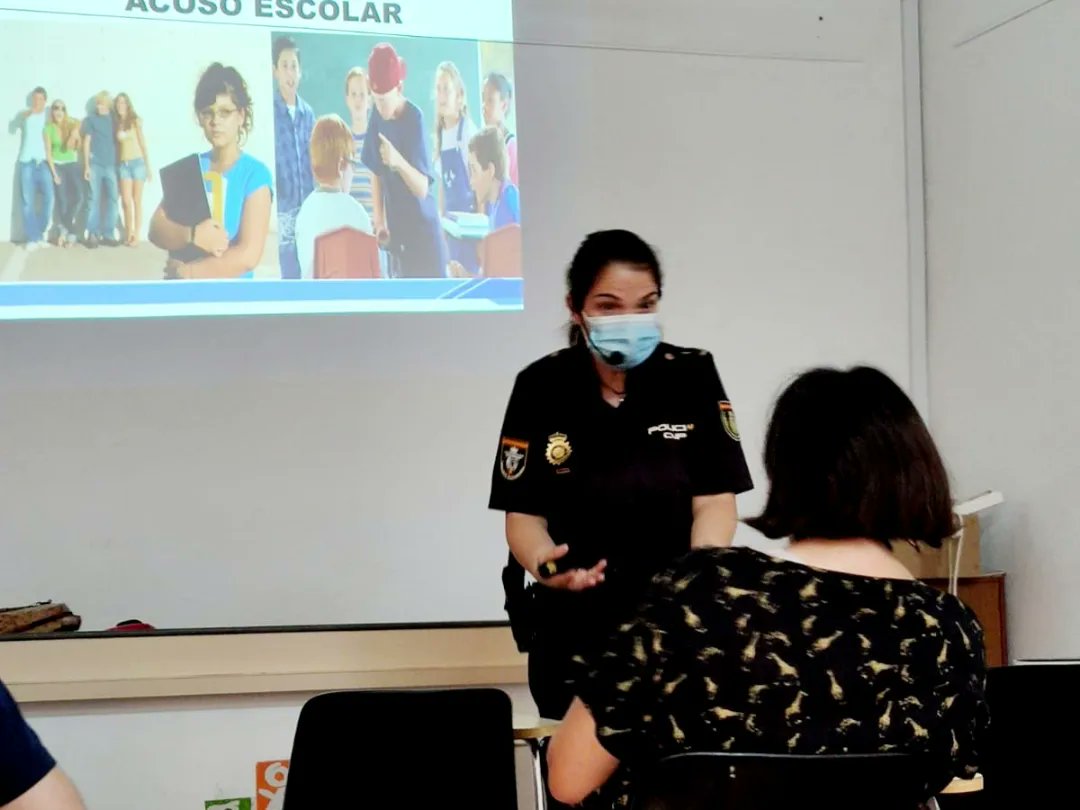 cotlas_asoc's tweet photo. En el marco del proyecto el Aquelarre, la @policia nos explica de primera mano qué es Buen Trato y qué no, y los mecanismos de protección y denuncia que garantizan la atención ante situaciones de discriminación o violencia.
#buentrato
#ppbt
#protección
#mujerescondiscapacidad https://t.co/26kzCRSWps