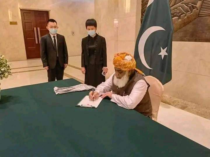 JUIPAK112's tweet photo. ایشیا کی رپورٹ نکالیں تو مولانا ایشیاء کے تیسرے اور پاکستان کے پہلے نمبر پر ۔
تاریخ گواہ ھے کہ اس مولوی کے قدموں میں ہر سیکیولر شخص کو آنا پڑتا ھے ۔
نہ یہ ملک کا صدر ھے ،نہ وزیراعظم اور نہ آرمی چیف 
نہ کسی ادارے کا سربراہ ،
لیکن وقت کا ہر بادشاہ ہر حکمران اس مولوی https://t.co/AxW6niZwSS