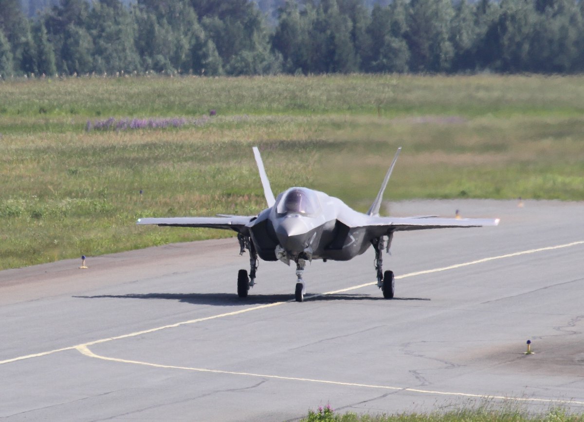 F-35B Lightning II fighters from @RAF_Marham have arrived at Rissala Air Base for a Joint Expeditionary Force training event hosted by Karelia Air Command. Welcome to Finland! 🇫🇮🇬🇧 #ilmavoimat #JEFtogether #comcamfi @KarjalanLsto