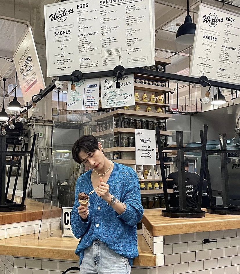 imckworld's tweet image. imnameim Instagram update 💜 #아이엠 #창균 

🐺: …?!