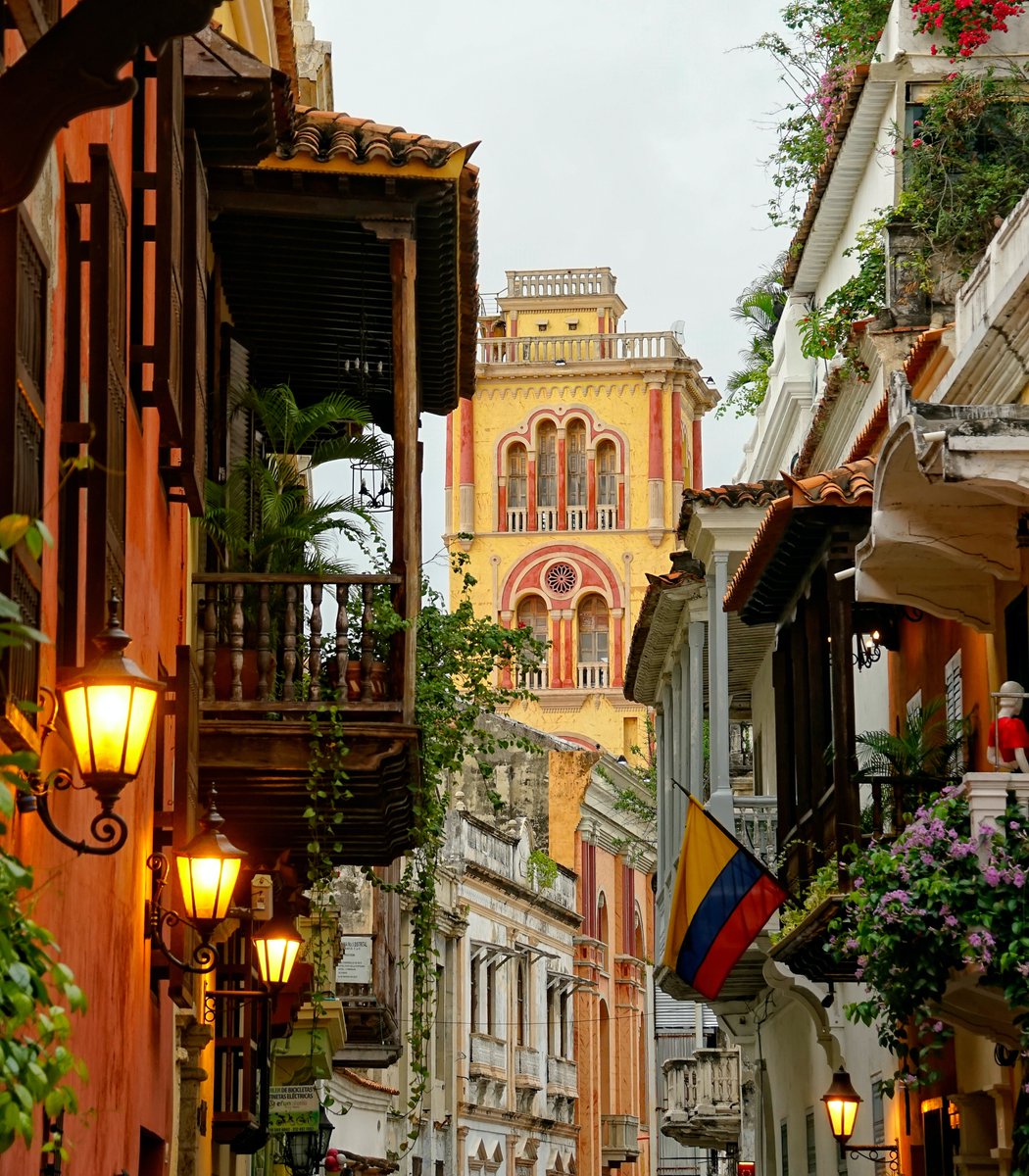🥰Cartagena es una ciudad que está ubicada a orillas del Mar Caribe. 

😍Sus calles coloridas llenas de encanto la hacen la puerta de entrada a Suramérica. En Colombia, se encuentra al norte del país, y es la capital de la región de Bolívar. 

🧳¿Has estado?