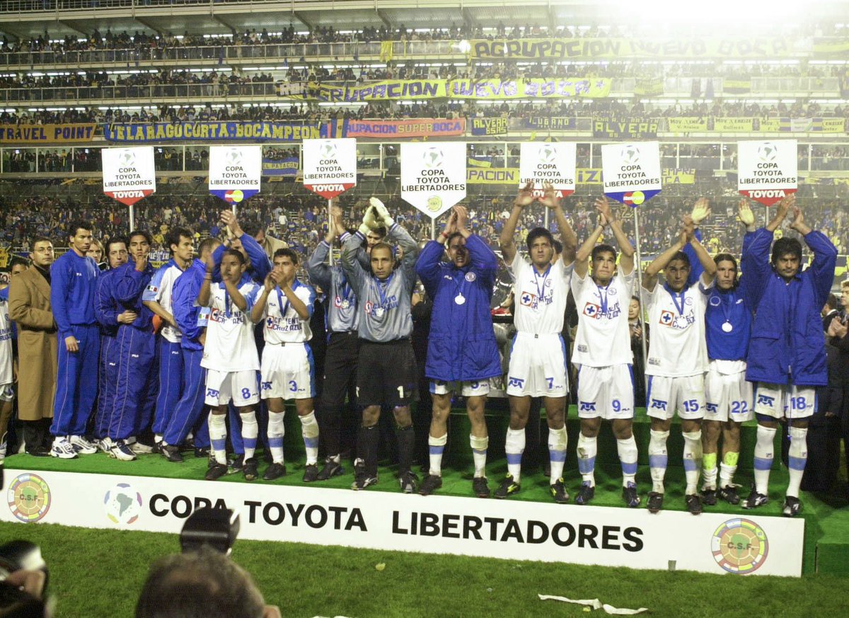 En 2001 logramos ser el primer equipo mexicano que jugó una final de Copa Libertadores. 

Fue un 28 de junio cuando derrotamos a Boca Juniors en la Bombonera y forzamos los penales. 

Aunque caímos, aquel día quedó grabado para siempre en nuestra historia. 

#AzulDePorVida 💙