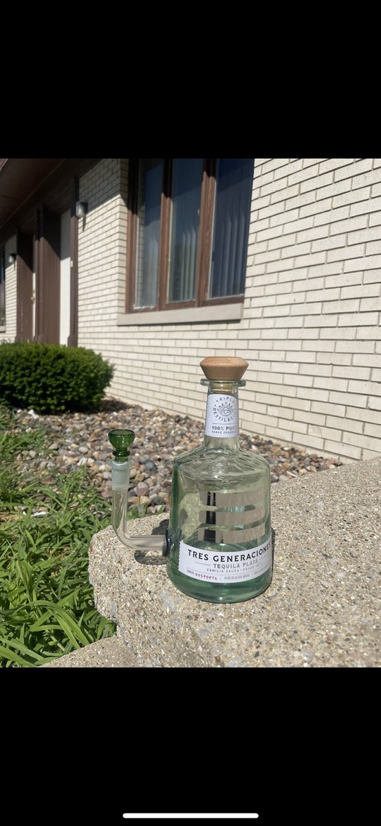 LiqBottleBongs's tweet photo. In celebration of my 2nd month in business, I’m doing another FREE BONG GIVEAWAY!!!

🎉To enter the raffle🎉
1. Like
2. RT
3. Follow

The winner chosen will pick their own bottle, stem, and bong bowl!!  🧵Thread of my products below!
#SupportCollegeBusinesses https://t.co/GXEThkA3Lv