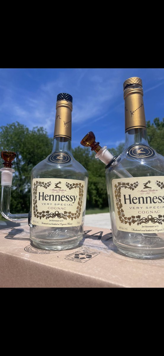 LiqBottleBongs's tweet photo. In celebration of my 2nd month in business, I’m doing another FREE BONG GIVEAWAY!!!

🎉To enter the raffle🎉
1. Like
2. RT
3. Follow

The winner chosen will pick their own bottle, stem, and bong bowl!!  🧵Thread of my products below!
#SupportCollegeBusinesses https://t.co/GXEThkA3Lv