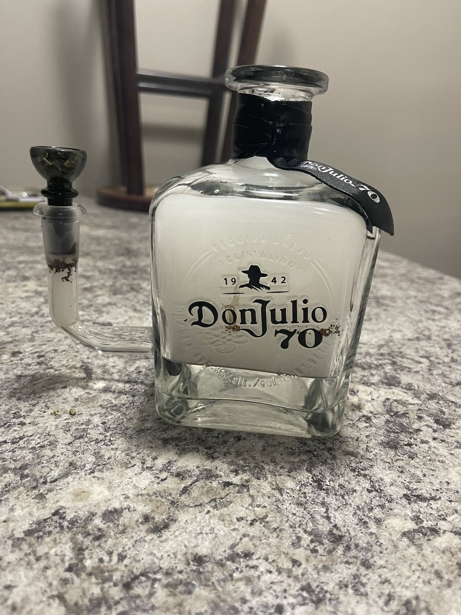 In celebration of my 2nd month in business, I’m doing another FREE BONG GIVEAWAY!!!

🎉To enter the raffle🎉
1. Like
2. RT
3. Follow

The winner chosen will pick their own bottle, stem, and bong bowl!!  🧵Thread of my products below!
#SupportCollegeBusinesses