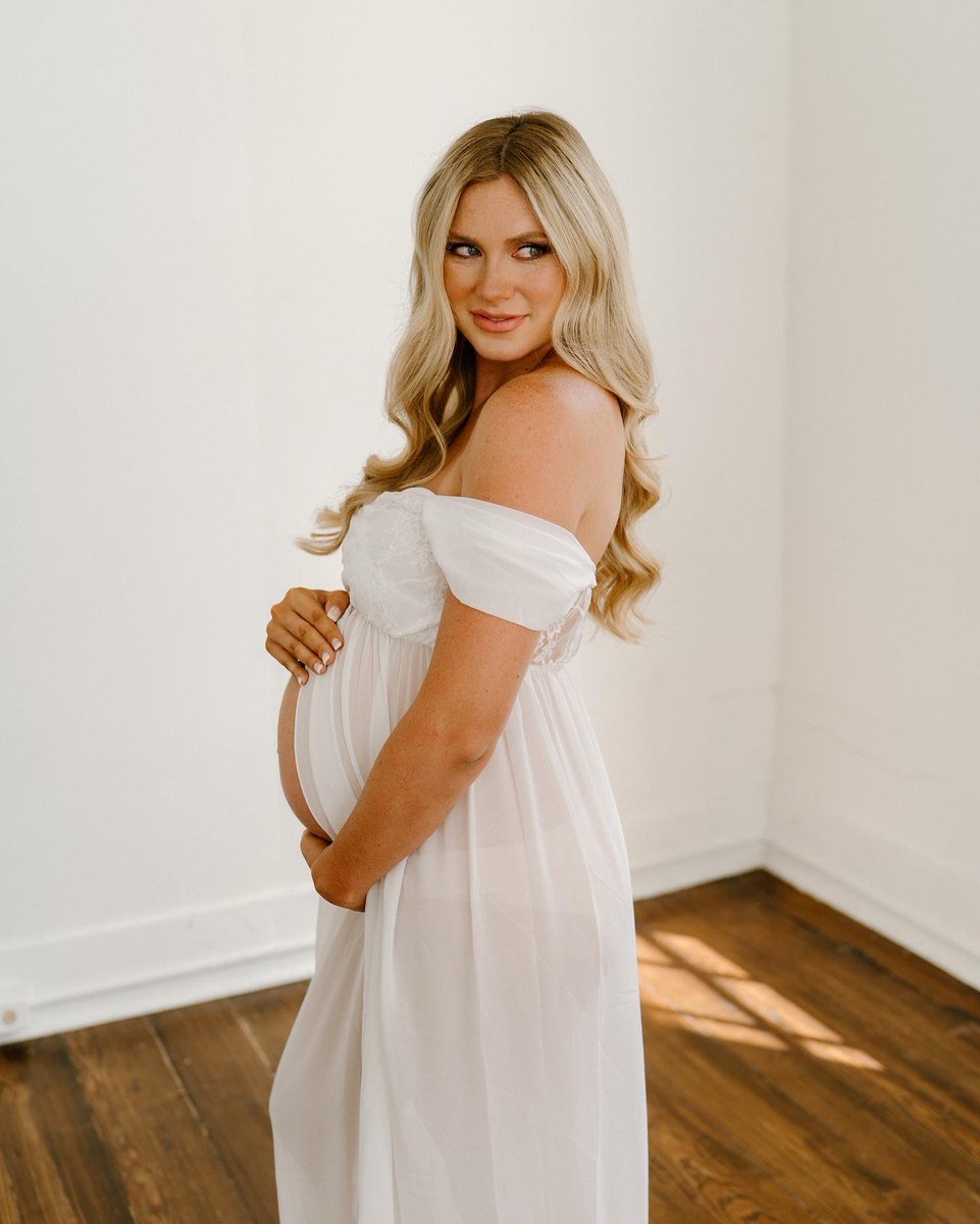 allijenson9's tweet photo. Feeling like a queen in these pictures 🤰🏼✨ https://t.co/xxx2g0n66l