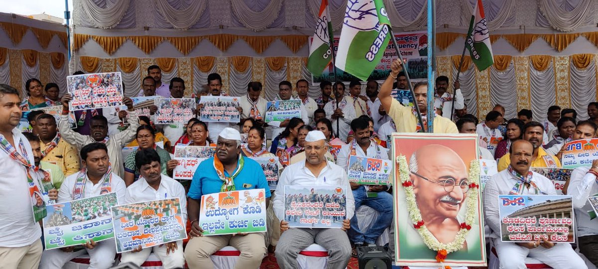 congress_block's tweet photo. Protest against implementation of #Agnipath scheme by @IncGandhinagar at Platform Rd today.
#AgnipathRecruitmentScheme is anti youth &amp; will not only ruin the future of the youth but also weaken the Defence capabilities of India.
@INCIndia demands the withdrawal of this scheme. https://t.co/RKJLkZ1L3A