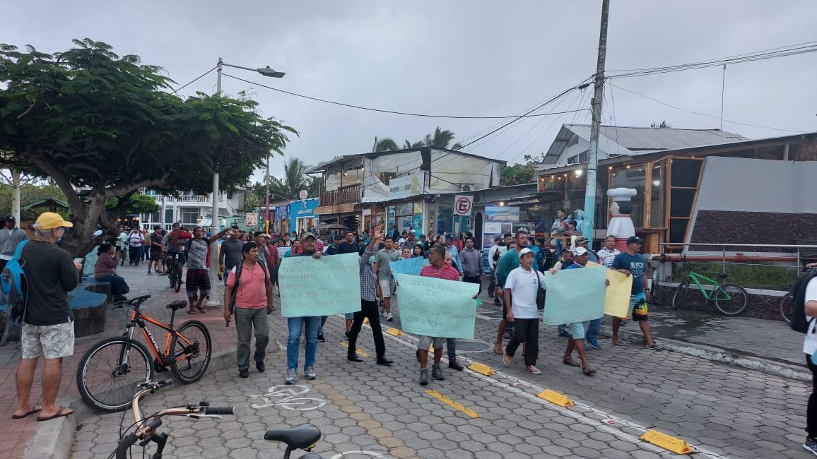 PuebloMontubioE's tweet photo. Presidente @LassoGuillermo nuestra #IslaGalapagos marcha en favor del gobierno pero en contra de la mala administracion de @XimenaGarzon11 @Salud_Ec 9 días agoniza #EdwinAldaz esperando ambulancia aérea con 8 fracturas y acá sin insumos para intervenir #SosSalud
@panchojimenezs https://t.co/t0S6zzjQIR