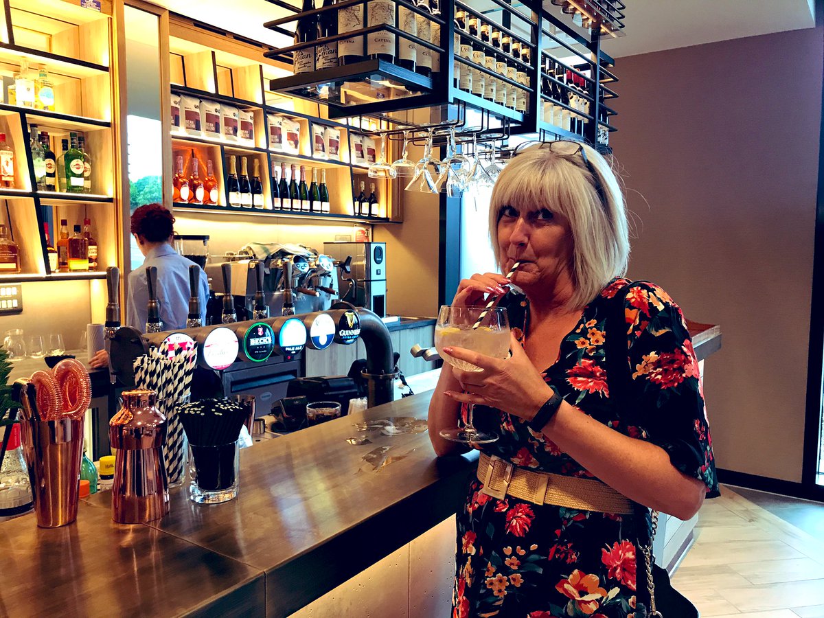 BillingReeves's tweet photo. Lovely to spend the inaugural public overnight stay with some amazing people, &amp; the fab staff of #NovotelPaddington Hotel liverpool 
It’s a thing of beauty! Great internet too! 
@accor @legacy_hotels @morgansindallc @petecityprice @jaynemooremedia @fifey62
Cocktails time! https://t.co/6WE9jFYly9
