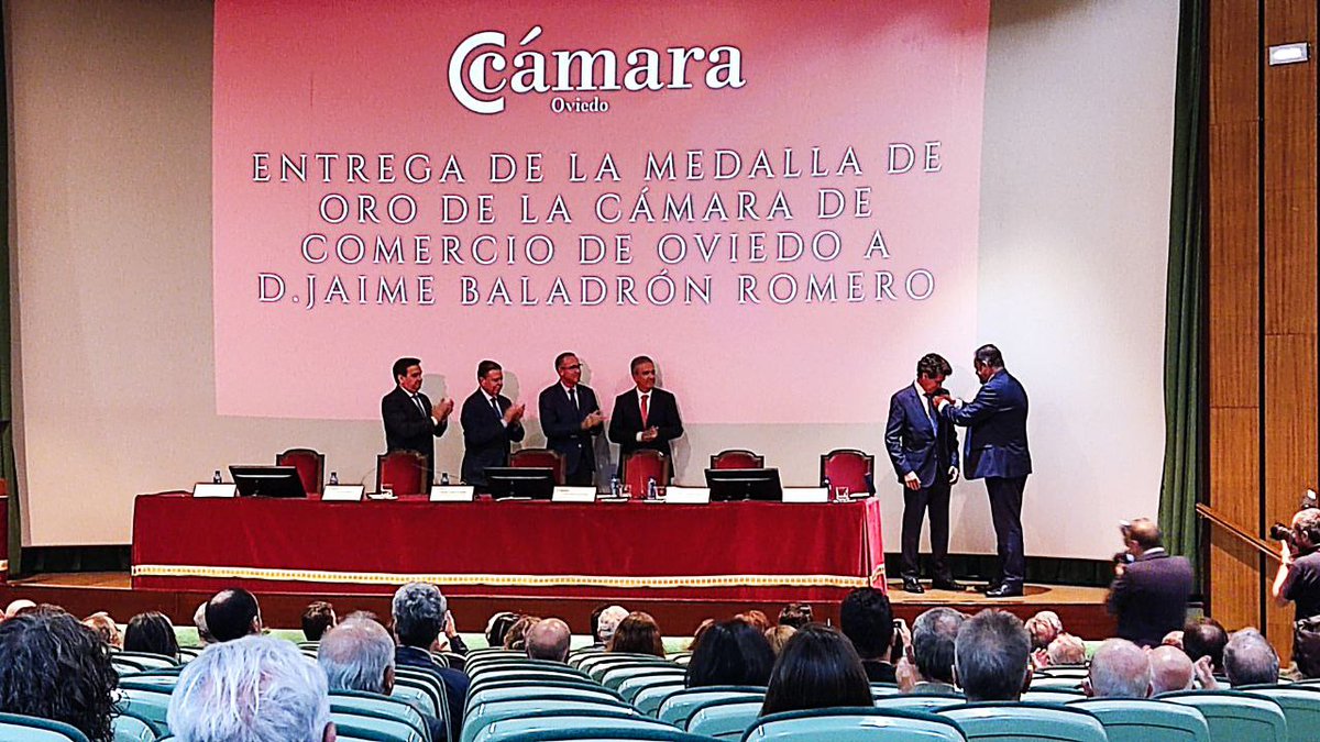 🔊El consejero de Salud destaca la capacidad de emprendimiento del doctor Baladrón en la formación especializada #Medicina 
<a href="/pifermu/">Pablo I. Fdez. Muñiz</a> "Nos has ayudado a muchos a realizar nuestro sueño"
📸Entrega de la Medalla de Oro de <a href="/CamaraOviedo/">Cámara de Comercio de Oviedo</a> al fundador y director de <a href="/mirasturias/">MIR Asturias</a>
📍Oviedo