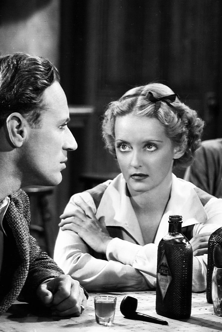LvClassicFilms's tweet photo. “The trouble with me, Gabrielle, is I, I belong to a vanishing race. I'm one of the intellectuals.”
“That, that means you've got brains!”
“Hmmm. Yes. Brains without purpose. Noise without sound, shape without substance.” Leslie Howard and Bette Davis, #ThePetrifiedForest https://t.co/L8khAydH1h