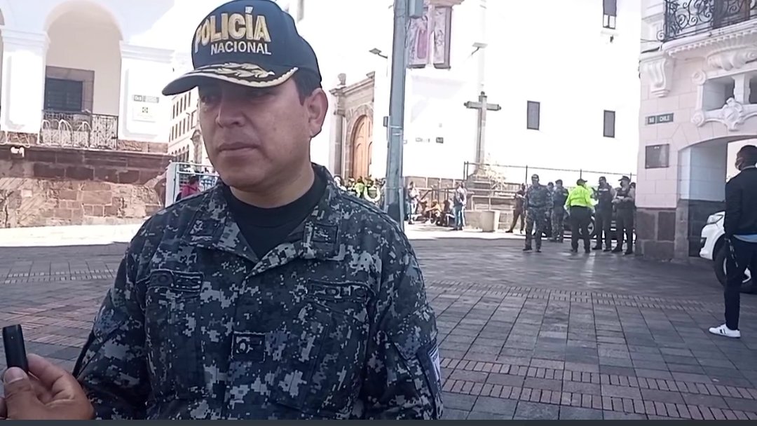 PoliciaEcuador's tweet photo. DISPOSITIVO DE SEGURIDAD
Desplegado en el #CentroHistórico de #UIO, a fin de mantener el orden público y garantizar la seguridad ciudadana.
https://t.co/KjFdGvkcId
#SevirYProteger
#PolicíaSeguridadYPaz https://t.co/6GeBE7xsTa