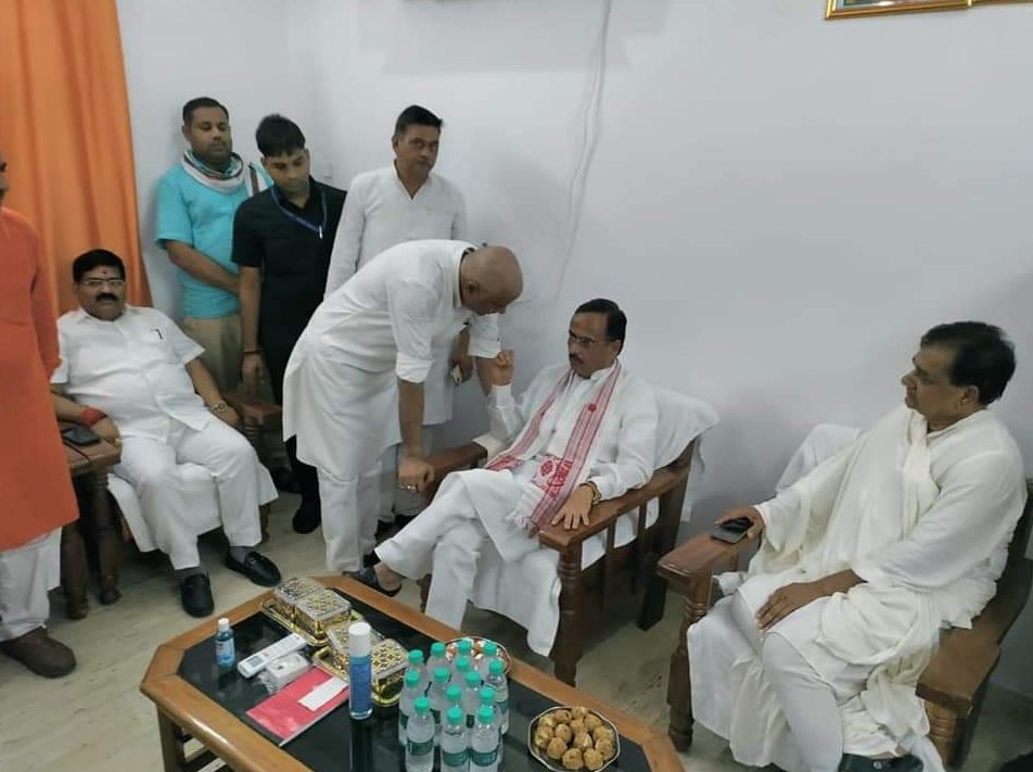 प्रतापगढ़-डिप्टी सीएम <a href="/kpmaurya1/">Keshav Prasad Maurya</a> , <a href="/brajeshpathakup/">Brajesh Pathak</a> पूर्व मंत्री महेंद्र सिंह की मां के तेरहवीं कार्यक्रम में पहुचे चित्र पर पुष्प अर्पित कर विनम्र श्रद्धांजलि अर्पित की,पूर्व डिप्टी सीएम <a href="/drdineshbjp/">Dr Dinesh Sharma BJP</a> भी पहुंचे करमाही गांव डॉ महेंद्र सिंह के परिजनों से मिलकर उन्हें सांत्वना दी।