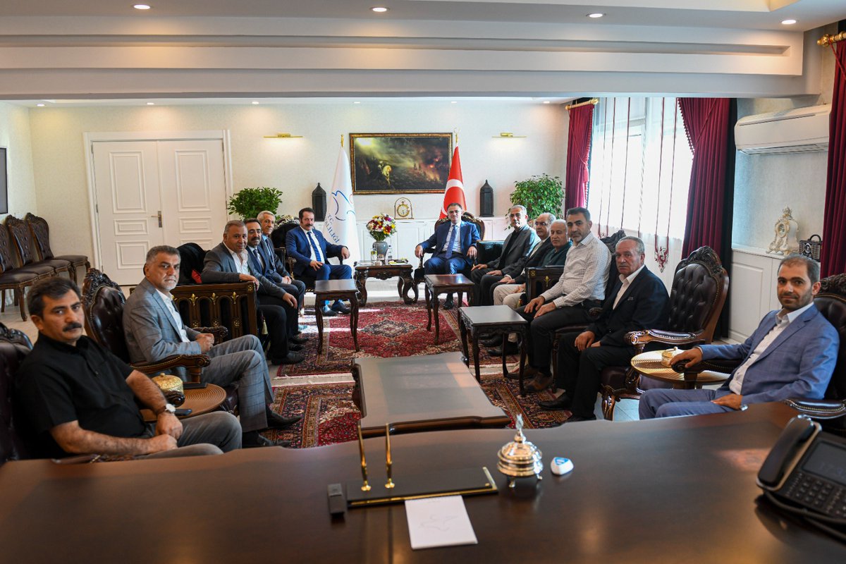 Van Ekonomi Başkanı Sn. Fevzi Çeliktaş ve beraberindeki heyet, Valimiz Sn. Dr. Ozan Balcı'yı makamında ziyaret etti.