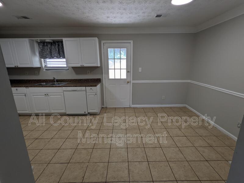 AllCountyLegacy's tweet photo. Happy Tuesday!

Immaculate 2bd/2ba unit located in Snellville very close to everything!! Home features fresh paint throughout, updated flooring, and eat in kitchen with great cabinet space. Great front and back patio areas with a storage room on backside of the unit. https://t.co/ZeinuljdHB