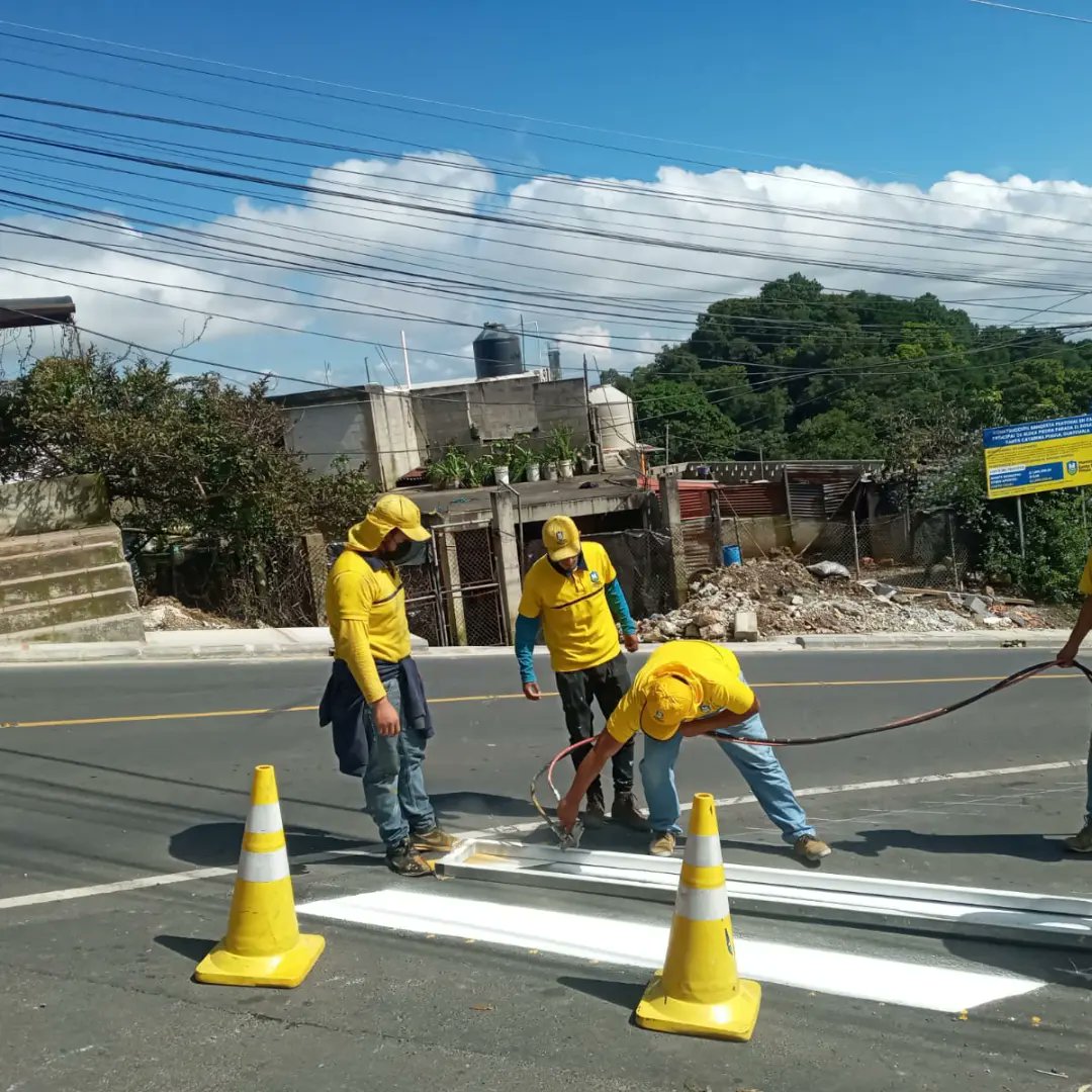 PmtSanta's tweet photo. Realizando trabajos de señalización   Aldea El Rosario 

#PMTSCP apoyando en el lugar. 
#MunicipalidadDeSantaCatarinaPinula #SomosAmarillo #soluciona https://t.co/XVdxDLwMsK