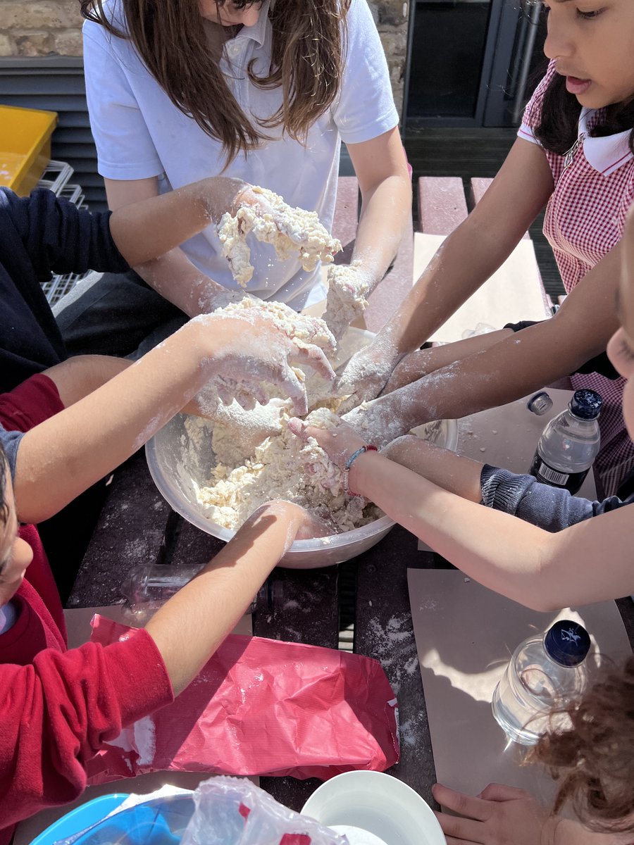 MayflowerSch's tweet photo. Today in Science Club, #KS1 have started making their own volcano. #learningscienceisfun https://t.co/370L7QcKke
