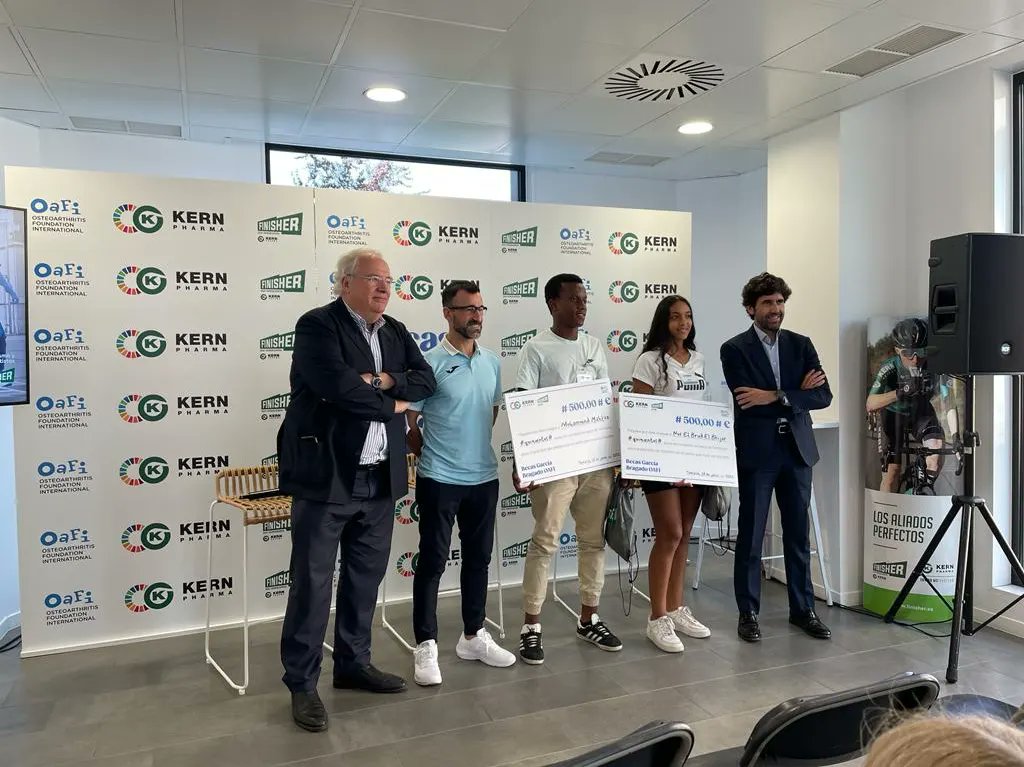 OAFIFoundation's tweet photo. #EVENTS | Hoy, 28 de junio, OAFI, Chuso García Bragado y Kern Pharma hemos entregado las primeras Becas García Bragado-OAFI-Kern Pharma a 6 futuras promesas del atletismo de nuestro país 🏃🏻

Gracias Chuso por abanderar esta iniciativa y gracias @Kernpharma por hacerla posible 💚 https://t.co/sX7aqztKcO