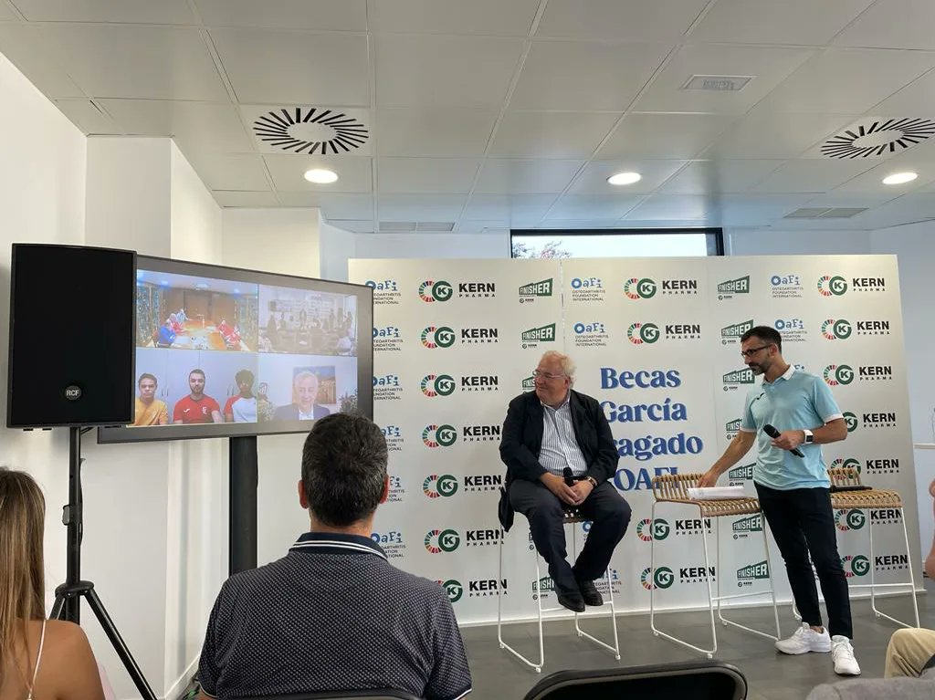 OAFIFoundation's tweet photo. #EVENTS | Hoy, 28 de junio, OAFI, Chuso García Bragado y Kern Pharma hemos entregado las primeras Becas García Bragado-OAFI-Kern Pharma a 6 futuras promesas del atletismo de nuestro país 🏃🏻

Gracias Chuso por abanderar esta iniciativa y gracias @Kernpharma por hacerla posible 💚 https://t.co/sX7aqztKcO