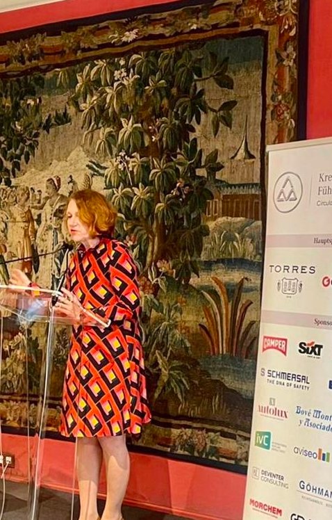 ulrikeguerot's tweet photo. Vortrag vor dem Kreis deutschsprachiger Führungskräfte über „30 Jahre Maastricht“ in Barcelona, @Goethe @bonneurope @eudemlab https://t.co/qKHpdlMWD0