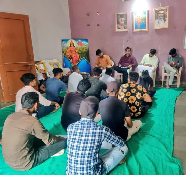 shubham308037's tweet photo. 1 करोड़ वृक्षारोपण अभियान के निमित्त आज अखिल भारतीय विद्यार्थी परिषद महू जिले की विकासार्थ विद्यार्थी की जिला बैठक संपन्न हुई , बैठ�� में मुख्य रूप से मालवा प्रांत SFS प्रमुख डॉ. जितेंद्र जी तलरेजा उपस्थित रहे !!
#sdfmalwa
#abvpmalwa 
#abvpmhow https://t.co/vr00vcPNNd