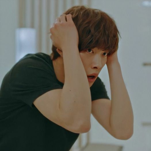 İki rolde oynayıp bambaşka olan birisi