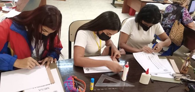 UnefaVrrOrienta's tweet photo. Hoy #28Jun|| En la @unefa_ve @GCNucleoSucre , sede Cumaná, el equipo electoral estudiantil se encuentra preparando los cuadernos de votación por mesas, con el fin de ser utilizados este #29Jun en las elecciones del #CEPPU.
@NicolasMaduro @RanderPena @TibisayLucena8 https://t.co/IQOWVu9ILp