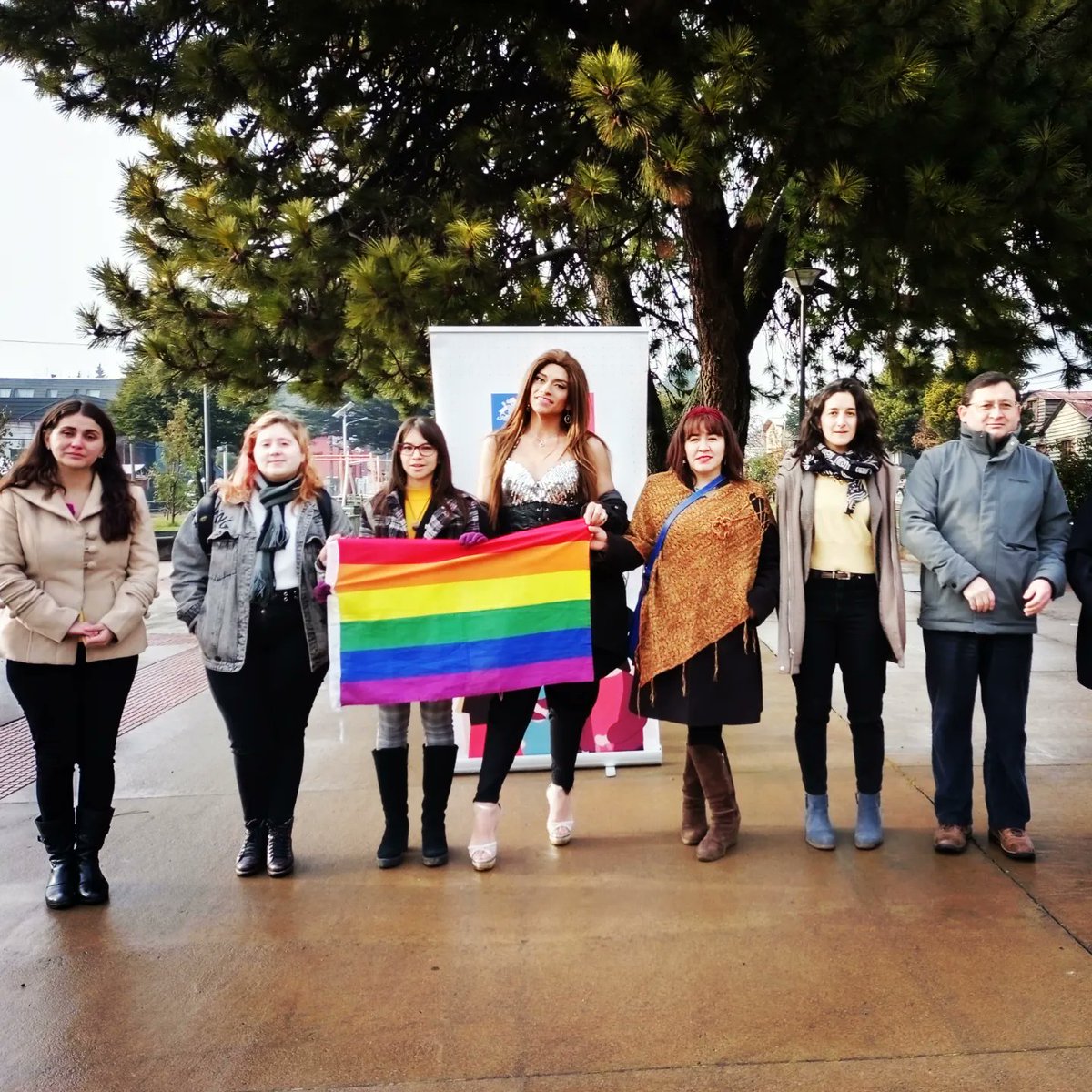 MMEG_Aysen's tweet photo. ❄️Esta mañana acompañamos a ONG Diversa Patagonia 🏳️🌈🏳️⚧️ con quienes hacemos una invitación 🗣️ para que nos reunamos #MesDelOrgullo
Cuándo❓ Sábado 02 de Julio
Donde❓ Monumento al Ovejero
A qué hora❓14.30
Nos vemos ‼️‼️
@DiversaPatagon1
@mineducaysen
@Injuv_Aysen
@DPRAysen https://t.co/1akHiKRI8M