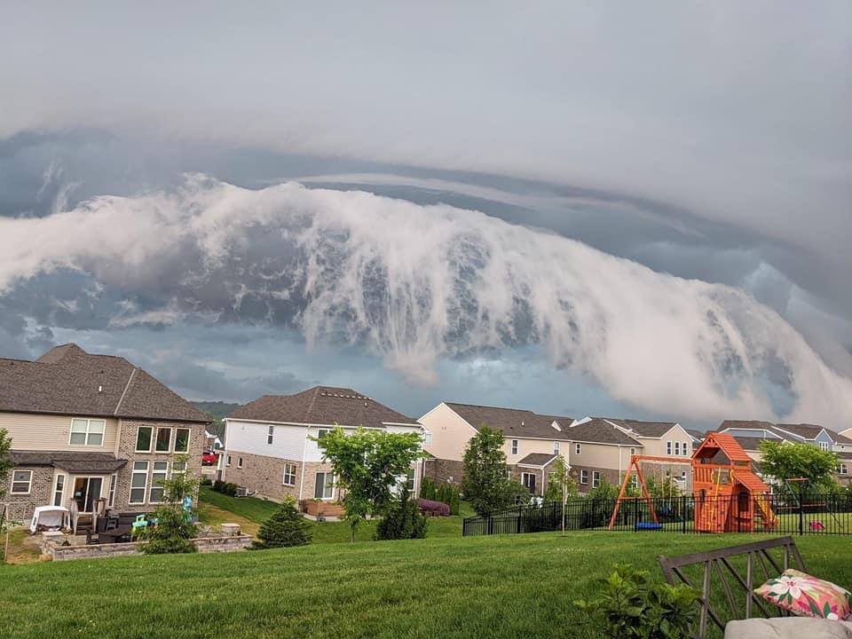 TheSaekoSNOW's tweet photo. Here are some more pics from the Facebook thread of other ppl posting wild ass sky photos as well https://t.co/97BwZ12RO3