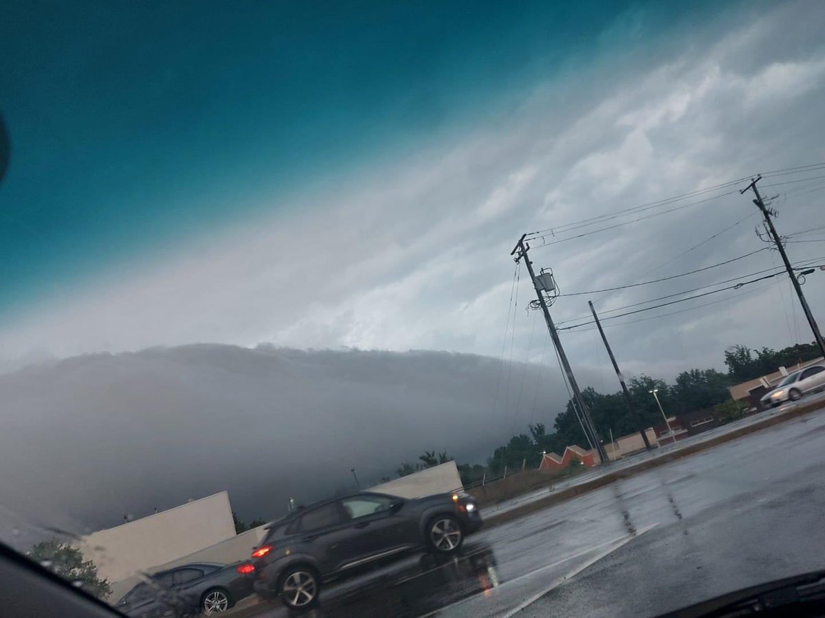 TheSaekoSNOW's tweet photo. Here are some more pics from the Facebook thread of other ppl posting wild ass sky photos as well https://t.co/97BwZ12RO3