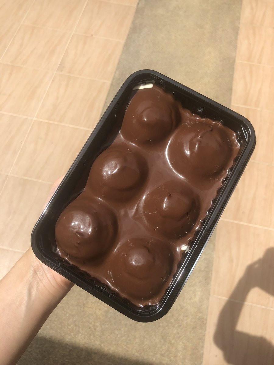 dream_irin's tweet photo. ขายchoux creamค่าเเต่ไม่ใช่chouxธรรมดาน้าา เราราดซอสฉ่ำๆด้วย🧁มี2รส dark chocกับmessy oreoค่ะ มีเลม่อนเมอเเรงด้วย เเพคเกจจิ้งปุ๊กปิ๊ก เดี๋ยวกลับไทยเดือนกันยาจะเปิดเตารับออเดอร์ค่ะ💖 https://t.co/zDcpVPTPb8