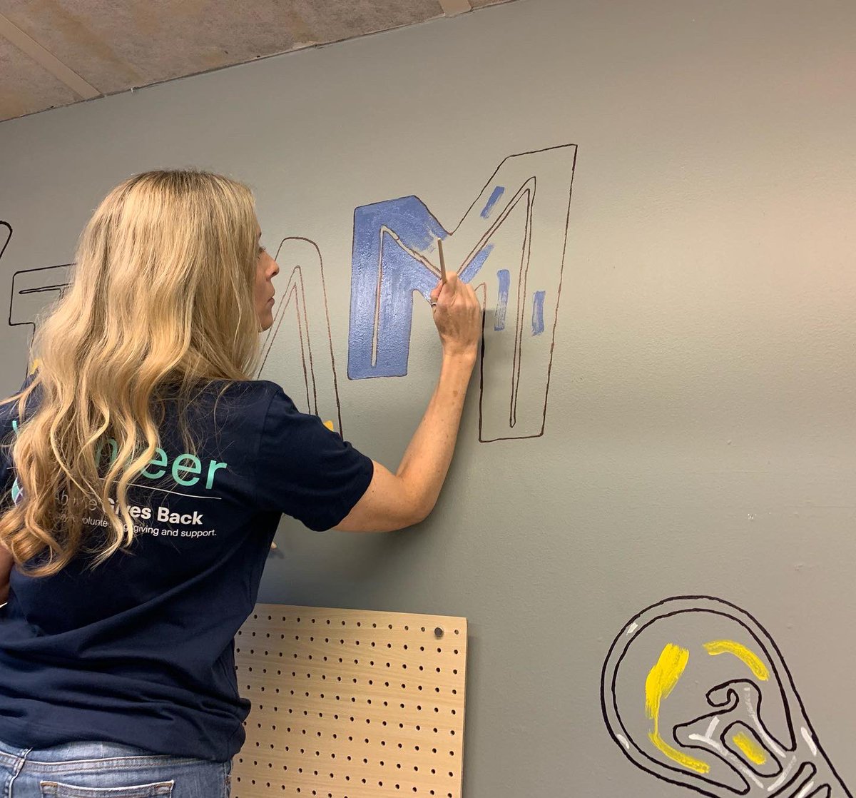 HeartofAmericaF's tweet photo. Lots of hard work today! Day six of the AbbVie #weekofpossibilities is underway! Today @HeartofAmericaF and @abbvie will help to transform learning spaces at both Dett Elementary School in Chicago - @DettSchool, and Walnut Creek Elementary in Austin - @AustinISD #AbbVieGivesBack https://t.co/WGMXUEsd2G