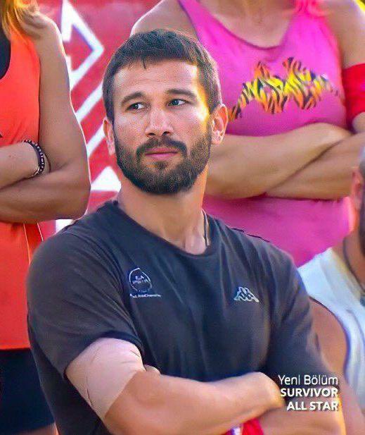 IsmetWaterson2's tweet photo. Bugün biz bu adamı son kez izleyecegiz parkurda Survivor tarihinin tartışmasız en büyük efsanesi seni çook özleyecegiz şampiyon beş yıl boyunca seninle ağlamak seninle gülmek çok güzeldi son survivorını güzelce noktalamaya geliyoruz 

#EfsaneninSonSurvivorı https://t.co/zstPOL4L1t