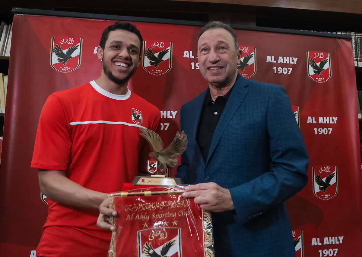 محمود الخطيب يكرم مصطفى عسل بعد فوزه ببطولة  العظماء الثمانية للإسكواش 🦅🏅