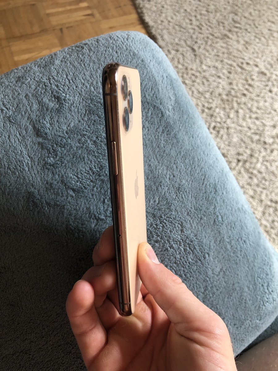 Salut à tous, je met en vente mon iPhone 11 Pro en Très bon état ! 

Je le vend avec sa boite d’origine et le câble. J’ai également une coque rhinoshield kaki que je donne avec.
(Il y a un film sur l’écran).

Merci de rt au maximum ! 😁