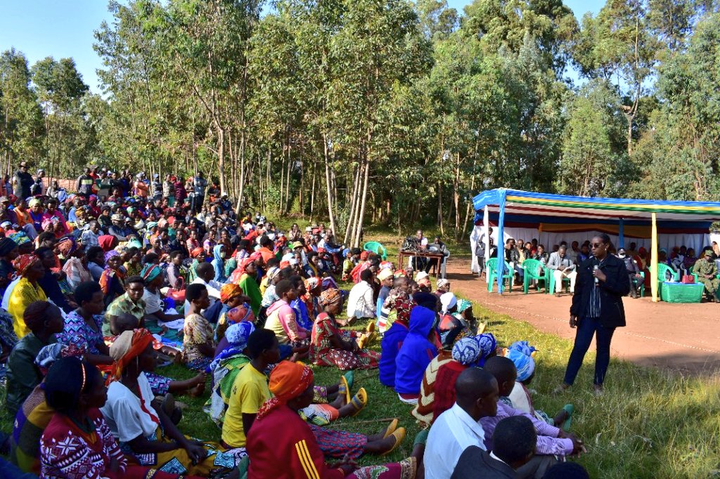 Iki gicamunsi, Umuyobozi wa <a href="/rulindodistrict/">Rulindo District</a> <a href="/MukanyirigiraJ/">Mukanyirigira Judith</a> ari munteko y'abaturage mu Murenge wa #Cyinzuzi. Arimo gushishikariza abaturage kwita ku burere bw'abana, gutanga umusanzu wa mitiweli ku gihe, kwirinda amakimbirane, kwimakaza isuku no kwizigamira muri <a href="/EjoHeza_Pension/">EjoHeza</a>