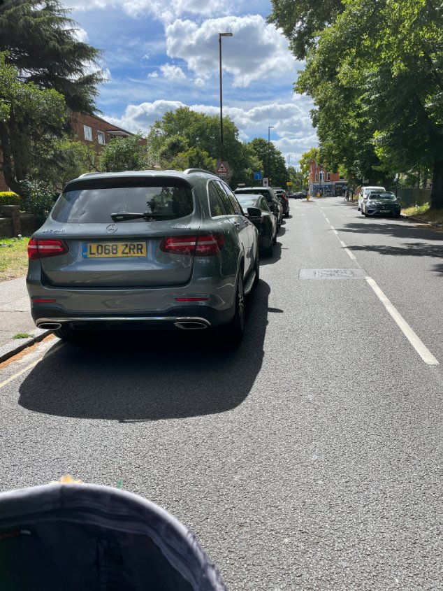RuthMayorcas's tweet photo. then outside @HHSChiswick several drivers on #singleyellow narrowing the road, #enginesrunning, parking meters 2 mins walk away #schoolrun - needs a #schoolzone to enable pple to #cycle safely @Shansview @katherinedunne https://t.co/g5wTYzk2zR