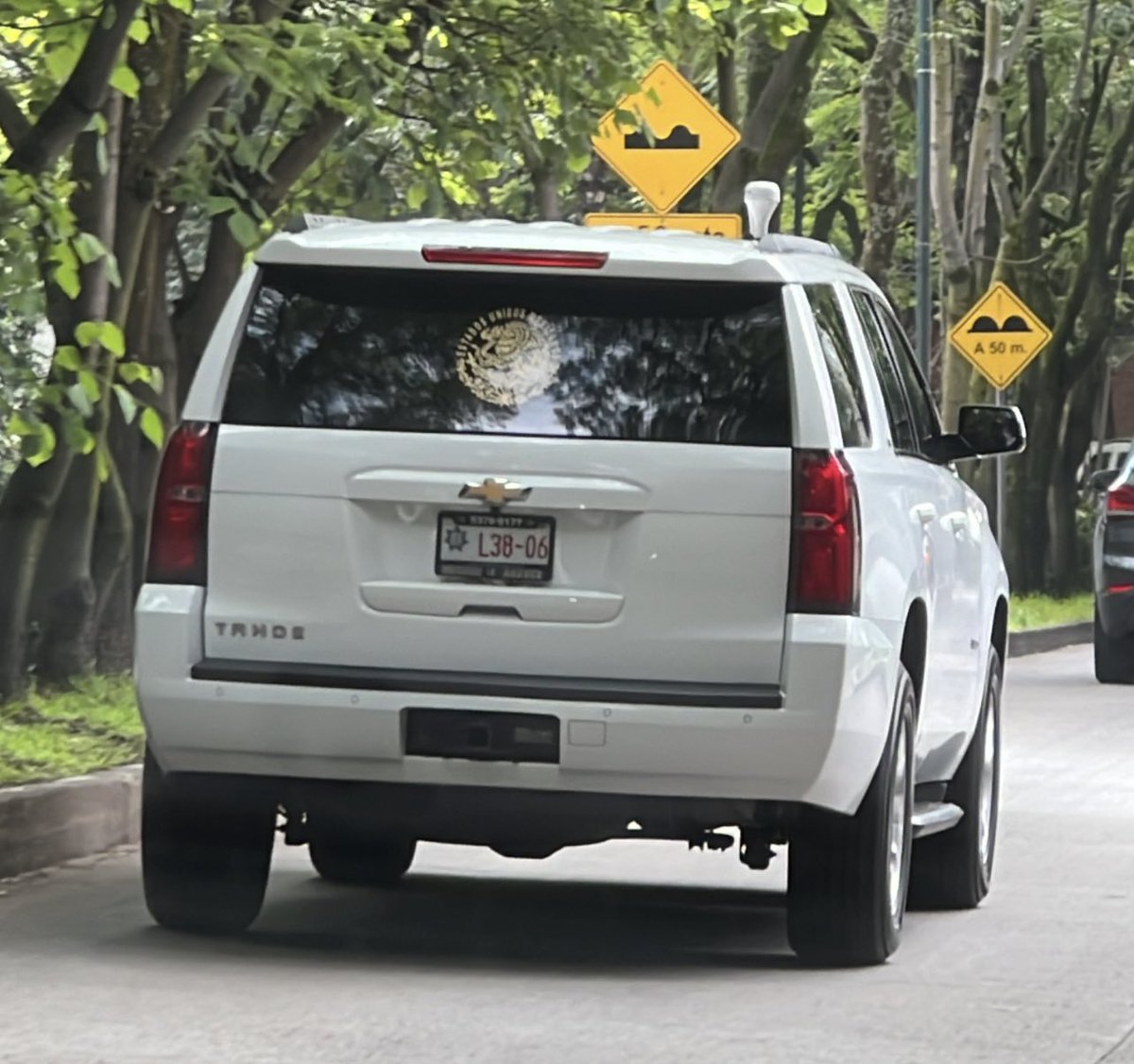 ¿De quién será esta supercamioneta con placas oficiales que se abre paso con sirena? Se mueve por Bosques de las Lomas. Los que dicen ser diferentes son peores por hipócritas. Y no es un operativo. Va tranquila.