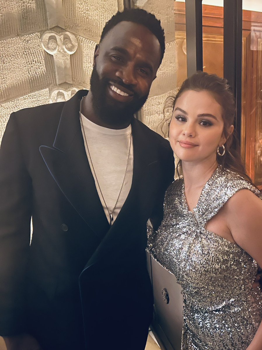 IAMTERRENCET's tweet photo. Surround yourself with dreamers!! @selenagomez @mandyteefey thank you for @officialwondermind and letting us all know it’s ok to be YOURSELF! This woman could be doing anything with her energy but she is giving back in ways beyond light!❤️ #selenagomez https://t.co/Hf2DBuZ9LI