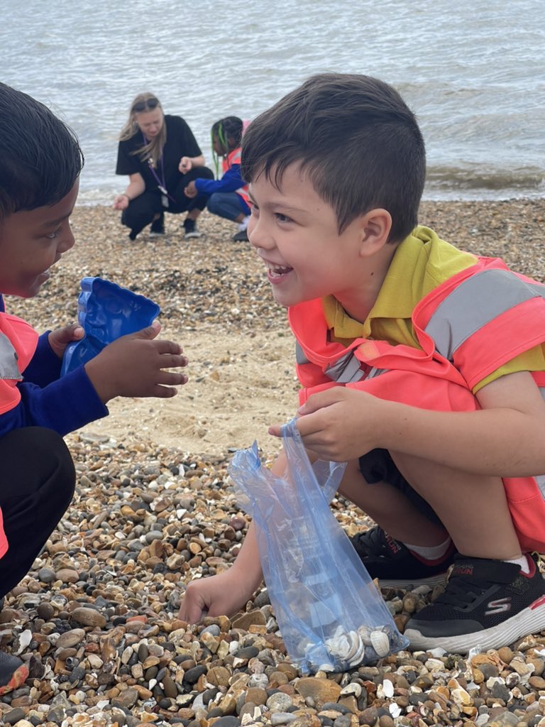 plumkin09's tweet photo. A lovely school trip to Shoeburyness. Thank you Lion Class we had so much fun collecting sea shells and rocks 😊❤️@TVInfants @AdamDobsonTVI https://t.co/vXTuIyDc8f