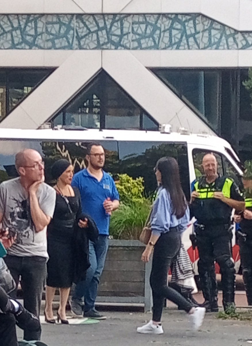 OttelineB's tweet photo. PvdA-tuthola @FatimaElatik kon gewoon met haar delegatie van tien kopvodjes en haatbaarden dwars door de #boerenprotesten voor de Tweede Kamer heen lopen. Veilig. Geen bewakers. Zo gevaarlijk zijn die zogenaamde #boerenterroristen namelijk niet he? 

#boerenopstand #hetisklaar https://t.co/LATNrq9oIg
