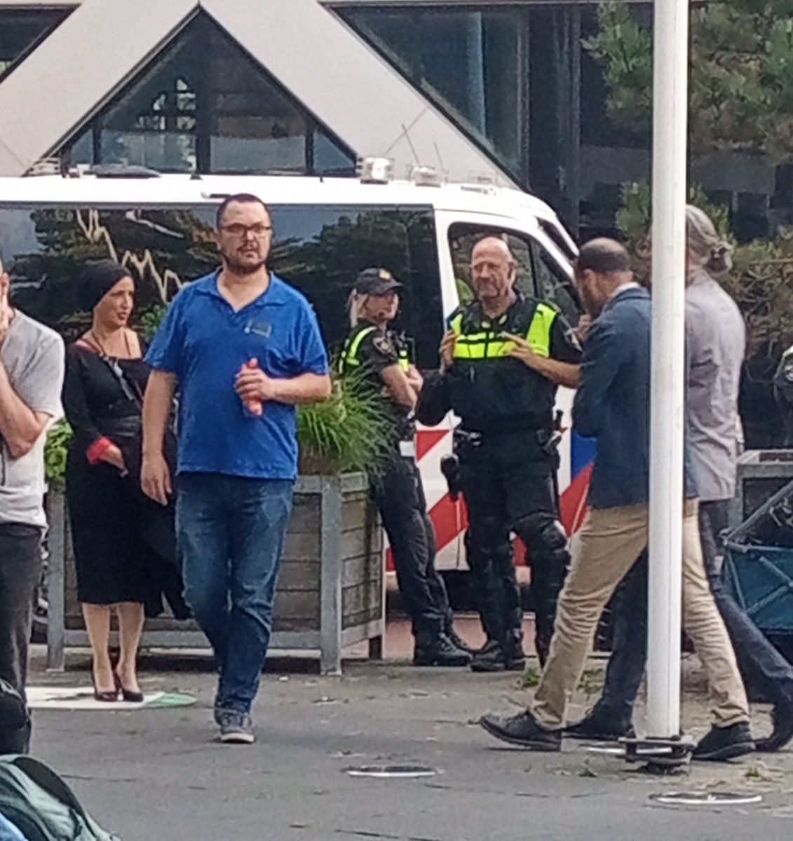 OttelineB's tweet photo. PvdA-tuthola @FatimaElatik kon gewoon met haar delegatie van tien kopvodjes en haatbaarden dwars door de #boerenprotesten voor de Tweede Kamer heen lopen. Veilig. Geen bewakers. Zo gevaarlijk zijn die zogenaamde #boerenterroristen namelijk niet he? 

#boerenopstand #hetisklaar https://t.co/LATNrq9oIg