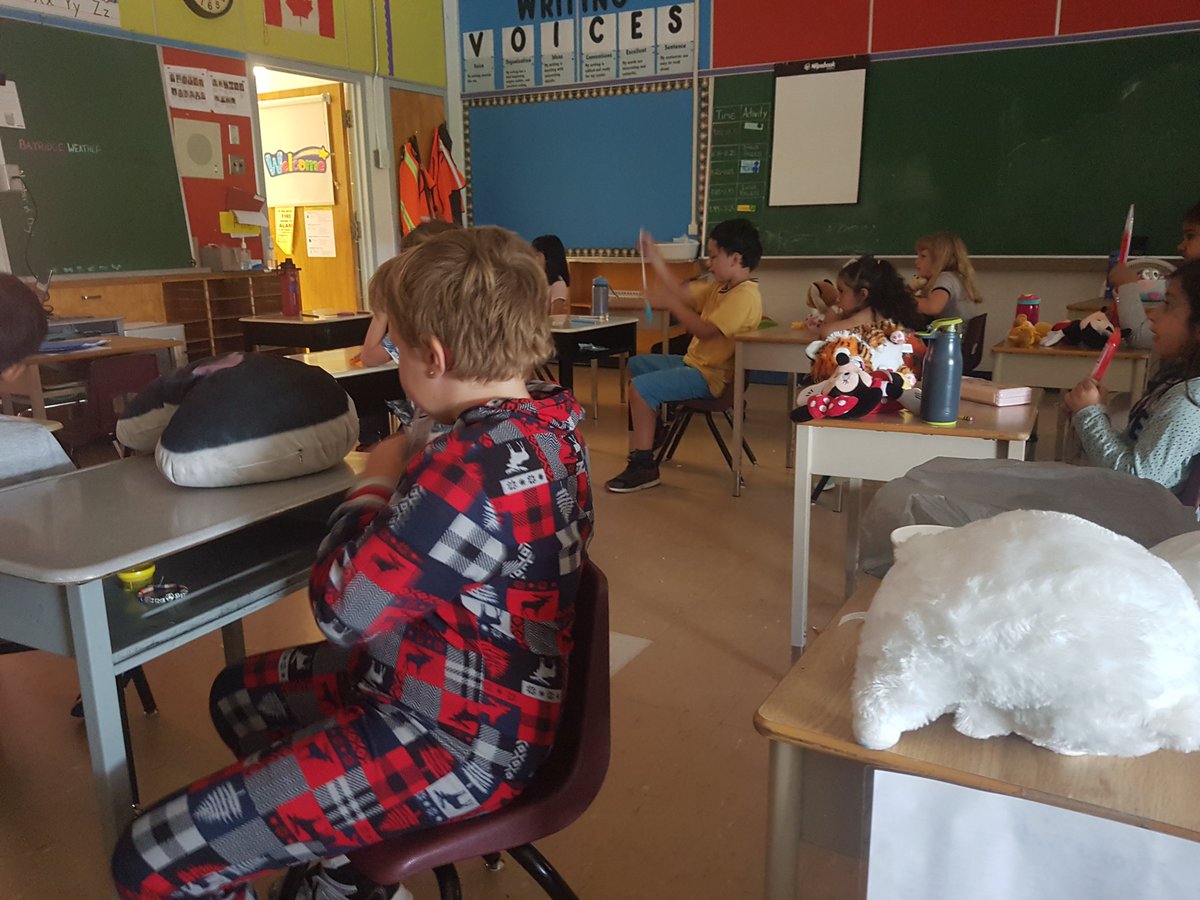 MsEPrice15's tweet photo. It's a Freezies and Sing 2 kind of day. Ss wanted to watch a movie for one of our end of the year activities. Thanks Ms. Candy for the freezies! @BayridgePS_LDSB https://t.co/qKF8y14oTR