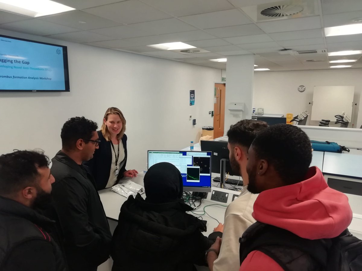 @GinnyHawkins4 showcasing how we measure and quantify astrocyte calcium responses to CO2 in the lab to our @MMU_LifeScience students as part of our #Physiology #RISE activities! 
Perfect day for some @FijiSc ImageJ analysis! 

#FutureResearchers #TechniqueTuesday