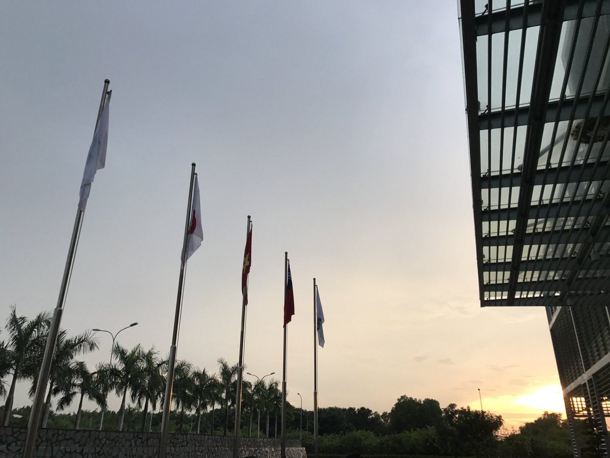 Scott995995's tweet photo. 屋漏偏來逢連夜雨，

船遲又遇打頭風自。

馮夢龍《醒世恆言》

#舊照 #越南遊 #CSVC https://t.co/B9VZCZErs3