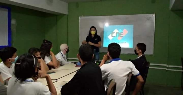 VasypcUnefa's tweet photo. 📌 #VASyPCTeInforma
En el Estado Sucre, Núcleo Sucre, se dictó un taller a los miembros de la mesa electoral con la funcionaria del Consejo Nacional Electoral de la entidad, Elennys García.
#ceppu
#elecciones
#unefa https://t.co/62ZQDNjmMX